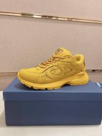 工厂价： DiorB30 潮奢休闲鞋子 迪奥 Dior B30休闲运动鞋，以现代线条和科技面料打造灵动休闲格调。迪奥品牌大使王俊凯动感演绎全新B30运动鞋，秋意