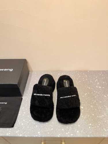 Alexander Wang 亚力山大 王 24Vs秋冬季最新爆款 松糕毛拖系列 毛茸茸的时髦感十足，舒适的圆头设计，纯羊羔毛材质，蓬松密卷，敦厚饱满，秋冬最新