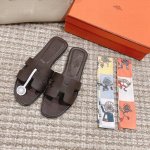 Hermes 爱马仕h拖鞋oran凉鞋系列时尚又百搭 超级舒服 每个细节都做到极致 原版swift小牛皮 原版1:1独家私模鞋面 原版真皮沿条大底 包装 每对鞋