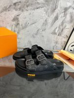 工厂价： 品牌： Louis Vuitton 路易威登 描述：最新款男士lv拖鞋时尚主打潮流，百搭爆款，简单不失品味，潮人必备，散发时尚休闲气息，时尚就在脚下，