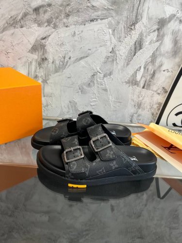 工厂价： 品牌： Louis Vuitton 路易威登 描述：最新款男士lv拖鞋时尚主打潮流，百搭爆款，简单不失品味，潮人必备，散发时尚休闲气息，时尚就在脚下，