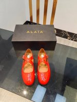 工厂出:360 小众Alaia 2024Vs秋季单鞋系列…… 【复古横带单鞋】 一双完美取代小白鞋的新型时尚芭蕾鞋，配上不同款式，不同风格都能轻松驾驭，无论牛仔