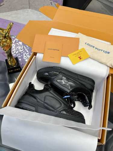 飞机盒5 5 官方同步新颜色路易威登走秀滑板鞋爆款， LOUIS VUITTON Trainer无疑是奢侈品牌推出的最成功的Sneaker之一，不过探索的脚步并