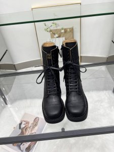 出厂：短靴 ，高靴带 ，高靴扣 24秋冬新款复古马丁靴骑士靴设计感十足，Miumiu的独特风格展现无遗，让你瞬间成为人群中的焦点成为时尚界的女王时髦精品必备。