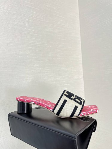 这款 Dway 带跟凉拖饰以本系列经典的玫红色 Miss Dior Allover 图案，灵感源自马克 博昂 Marc Bohan 的 Dior 设计档案，以现