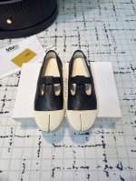 Maison Margiela 24 马吉拉帆布系带分趾鞋 很白净的款式 分趾系带小白鞋 马吉拉标志的分趾设计搭配一点点小心机的带子设计 很简约很有特色 脚感舒