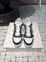 Prad*普拉达 24Ss 厚底 小白鞋 休闲运动鞋 这款运动鞋延续经久不衰的轮廓，是新款经典单 鞋采用小牛皮 精心制作， 提升格调 款式轻盈，搭配三角扣标志加