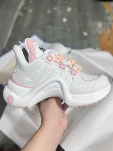出厂： Louis Vuitton 路易威登 Lv休闲老爹鞋 弓形运动鞋 炸款米兰走秀风，真皮拼色减震网面运动弓型舞蹈复古老爹运动鞋。升级 原装配件5D效果礼盒