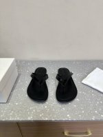 The row 小众潮牌 25ss早春新款 夹脚人字拖鞋小众却又不简单！这款夹脚拖就是有这种魔力 人字拖部位材质采用软质pvc聚合物精制而成 软硬适中不磨脚 不