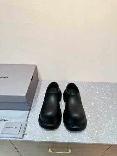 Balenciaga 24Ss 秋冬季 新款 一脚蹬 大头鞋 顶级版本原版开发 极致轻量化！众多国内外一线潮流明星上脚加持！ 时髦又兼具舒适感，上脚还很显白！夏