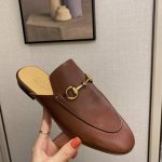 热卖中 牛里橡胶底 皮底 +++ Gucci 2024升级经典半拖 全新升级 风靡全球的一款百搭神器 夏天必备。鞋柜里没有一双gucci拖鞋就out啦。明星网红