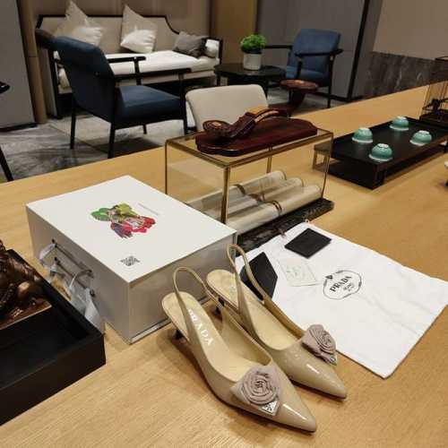 奶茶风系列 顶级包装配套最高版本 PRADA 2024普拉达春季 最新小跟玛丽珍凉鞋、尖拖系列。玫瑰花尖拖 春夏新品， 顶级版本 实力来袭！“原版金属镜面TPU