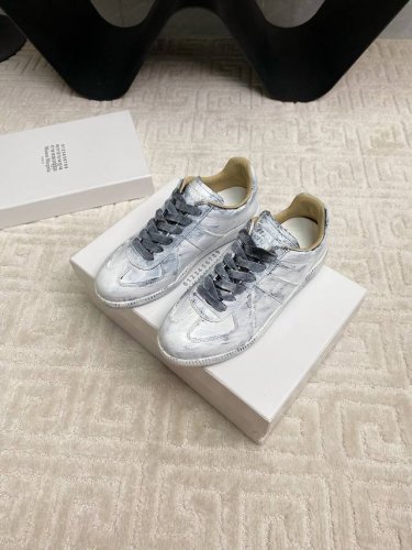 出厂涂鸦 男码+10 Maison Margiela，Mm6马吉拉经典德训鞋 马吉拉最最舒服的德训鞋子了！复古感满满！随便穿搭就可以很高级！鞋子很轻便！穿起来上