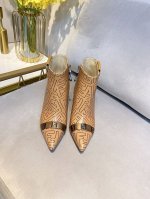芬迪 尖头及裸靴。短靴 出厂价 耐磨橡胶底 真皮底 鞋面精心挑选；定制的ff印花logo顶级牛皮 ～～ 羊皮里皮 羊皮垫脚。精心制作的。 鞋子包脚线条优美。 品