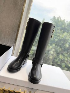 顶级版本celin*思琳塞琳凯旋门秋冬走秀新款机车短靴 这款靴子强烈推荐、五金扣带子设计简单的短靴，果断就爱上了它、简约可以让你无时无刻体现您的气质、最关键的是