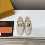 出厂价 顶级品质 莞产高品质 Tods 2024新款金属链条饰扣单鞋 ，托德斯穿着一如既往的舒适 Tods乐福鞋通过其手工作品充分体现了工艺大师精益求精的匠人精