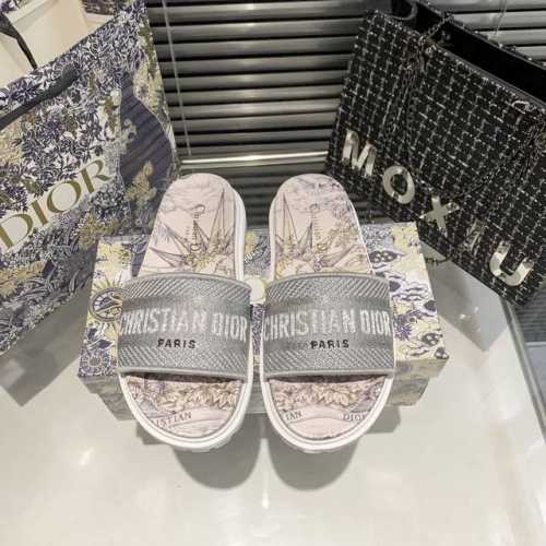 橙子出厂价 Dior 迪奥 电绣厚底印花凉拖鞋 经典耐看的懒人拖鞋，超级精美好看，洋气吸睛，舒适百搭。鞋面电绣图案，提花图案融入，释放文化底蕴，休闲且不失时尚。