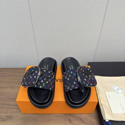 LV路易斯登威 25新款 专柜最新款钱包 压花拖鞋 日常懒人拖鞋 情侣款 飞机盒10代购级别！高级感十足！国内外博主刷爆的一款，复古又时髦 上脚美炸了！官网主推