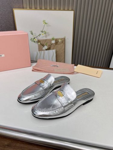 高品质出厂 MiuMiu 缪缪 24S走秀款钱币复古半拖最近风很大的金币乐福鞋 被挖到了～满满的复古英伦感 顺带着一股学院风中间还镶嵌了一枚金币 让人无法忽视整