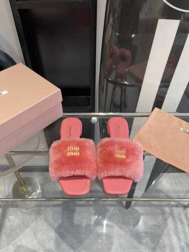 miu Miu 缪缪 24Ss秋冬新款平底羊毛毛拖鞋 Zp开发miumiu真的太少女啦！进口澳洲羊毛超级软糯 舒适度超高！ 鞋面：进口羊毛 羊皮里 鞋底：意大利