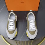 出厂价： 原单品质情侣 Hermes 顶级版本# 爱马仕h家经典情侣款 休闲运动鞋 情侣款休闲之履运动老爹鞋结合高科技帆布与麂皮山羊皮，在橡胶鞋底上饰以夸张“H