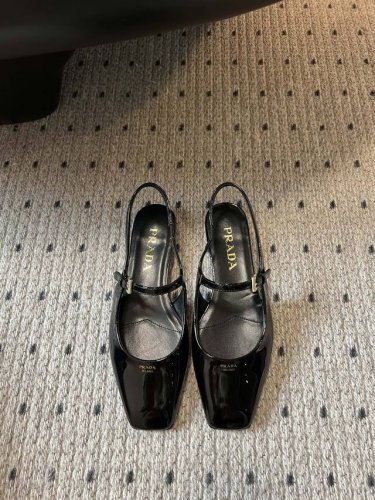 400 prad* 普拉达 25Ss早春新款 绝美方头平底玛丽珍单鞋 时尚界久违的极简之美 经典时尚配色 毫不费力的优雅风来袭 时髦 精致 绝美 方头 开边珠外