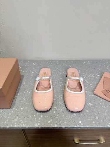 Miu Miu 缪缪 25ss春夏 小粗跟 玛丽珍 半拖 上脚果然更惊艳~个性设计非常百搭，而且高度也太适合我了，穿着不累脚 绝对入手不亏的一双！面料：原版进口