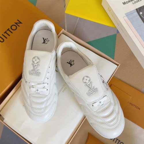 顶级版本：情侣款 LV路易威登L家 驴牌 最新Footprint系列 情侣款 足球运动鞋 休闲 跑鞋原版购入开发 做货 这款 Footprint Soccer