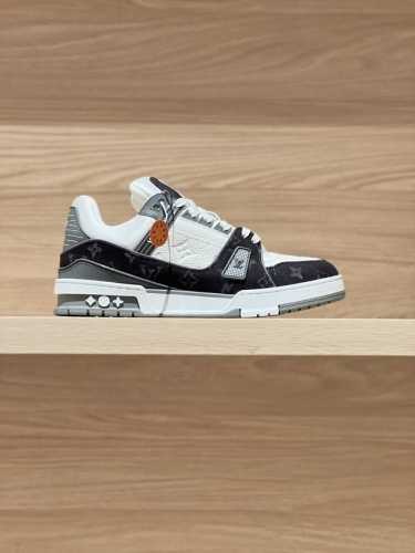 专注好品质——顶级出 灰牛实拍——代购级Trainer 24Fw新色 原版精准Cp！鞋型无限接近，精细工艺出品 一如既往地好货出炉！原版材料定制！面料原版牛皮，