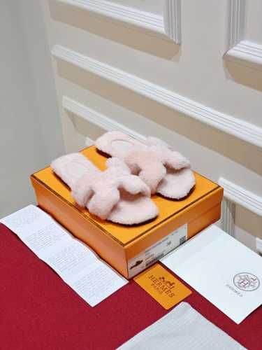 泰迪毛h拖鞋 奢华泰迪毛毛系列，经典的h型名媛设计，秋冬必入~上脚是真的热爆融化了，这款彩虹毛毛拖 棉花糖一样柔软 上脚显白 很容易戳中审美的可冲款 面料材质：