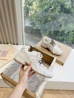 G147出货快内增高升级版 代购级别Miumiu缪缪棉鞋毛毛鞋秋冬新款英伦风系带乐福鞋Miumiu秀场适当独一无二的擦色工艺工艺来自Miu Miu系列的细节特写