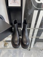Prada 普拉达24Ss秋冬走秀款靴子 太古汇原版购入爆拆复刻 鞋子上脚很轻便，走路舒适度都很赞 运用三角标设计风格值得拥有 鞋型韵味超赞，非常有特色的设计感
