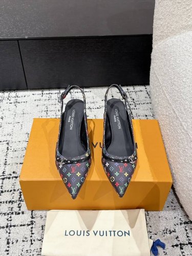 顶级版本Louis Vuitton 路易威登 25 春夏尖头高跟鞋鹰嘴小尖头搭配镂空皮条小方扣可调节松紧，Lv五金 “logo”饰以点缀，细节质感特别的高级！犀