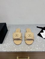 Chanel 小香 24ss 春夏新品度假 羊皮 懒人拖 小香的一款全新设计 鞋面毛线纯手工编织搭配双C五金装饰 简约百搭上脚超级美的 怎么看都超美鞋面：采用进
