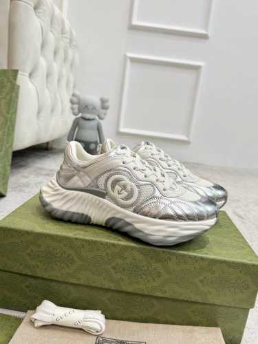 35–40 39 45 Gucci Ripple系列运动鞋采用创新缝线工艺制作，打造如水般的流 动质感。皮革设计搭配三维立体互扣式双g皮革贴饰和gucci字母