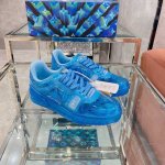 顶级版本 情侣款上线路易威登 秋冬男装秀场再度释放 LV Trainer 运动鞋的个性锋芒。透明阐述当季理念，鞋带和侧面的超大 Monogram 花卉点亮细节，