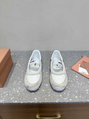 Miu Miu 25Ss 春夏新款走秀miumiu 玛丽珍款德训 休闲鞋秀场工艺来自miu Miu系列的细节特写 新季的潮流要素一与此刻挚爱的概念，多元对撞，传