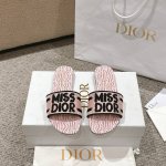 平底 中跟 代购级别 2024新款迪奥miss Dior 系列平底拖鞋，经典上乘美艳力作 Dior专柜最火春夏系列 兼备气质 时尚 经典耐看的设计风格 上脚效果