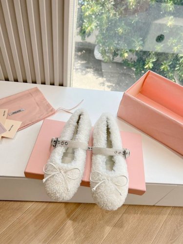 橙子出厂价 Miumiu 缪缪 秋冬新款毛毛鞋 蝴蝶结芭蕾舞鞋 毛茸茸平底单鞋 与此刻挚爱的概念，多元对撞，传达现代风格~ 怎么穿都好看今夏时髦精最爱 看起来不