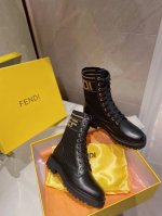 2024新款fendi 实拍绑带马丁靴 高版本芬迪 面料:头层牛皮羊皮 内里:羊皮 定制开模发泡大底 不同于其他低版 码数35到41码 41定做不退不换 出厂价