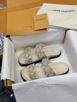 工厂价 驴家系列凉鞋lv凉鞋半拖 最新款-- Louis Vuitton 路易威登 最新时尚休闲半拖鞋～代购级当季最新潮品 众多博主纷纷种草，入购原版开模定制，