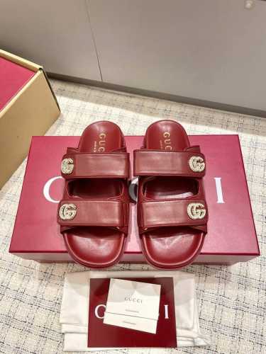 Gucci古驰魔术贴双Ｇ金扣沙滩拖鞋Gg压纹皮休闲拖鞋 Gucci现代设计美学探索独特匠心之路，巧妙融合品牌经典元素与备受喜爱的品牌标识。这款凉鞋缀饰备受喜爱的