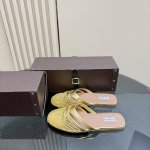 网面片390 钻面420 alaia 渔网人字拖系列新品 火爆单品，时下流行审美。不过应该就今年吧，这牌子过了今年应该没戏，所以趁着有热度，赶紧时髦一把！ si