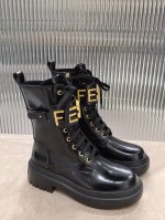Fend.I Fw22 New Arrival～ F家秋冬马丁靴新品 也太好看了吧，有几个点拿捏得特别好！ 字母Logo很醒目，装饰属性发挥的很棒！ 鞋底高密度
