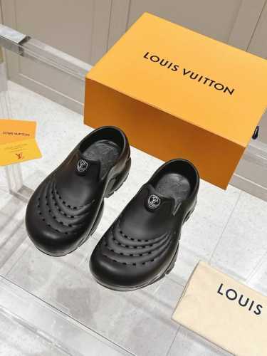 顶级版本： Lv 路易威登L家驴牌 Shark系列 洞洞 鲨鱼鞋 厚底 凉拖鞋 大货与原版一致偏大一码 原版购入开发 做货 Lv Shark 凉拖初次亮相于路易