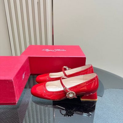 厂价 Rover Vivier RV 钻扣玛丽珍单鞋说RV是最了解女人的品牌真的一点不为过 款式都超美超甜这款公主本主的玛丽珍 非常质感侧面搭配施华洛世奇钻扣