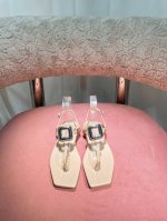 出 * 25新款钻扣夹脚人字拖 夏日感满满的夹板小凉鞋今年超流行的夹板小凉鞋超舒服凉快呀！满载巴黎的欧式风情 这个品牌真的会拿捏少女的心 鞋头上的方形钻一看就大