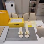 金属折叠扣凉鞋系列”Fendi顶级版 2025官方VIP 限量级高配版抽屉包装 认清包装高配版本，低端勿比。芬迪.25春夏季走秀主推系列，新品上线，芬迪金属脚链
