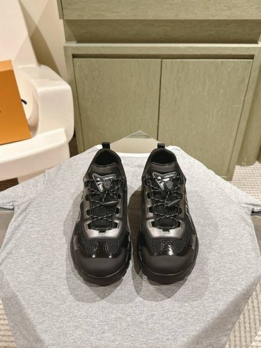 LV代购级板鞋新色现货供应！经典驴家全系列！LVTrainer PVC 运动鞋, 每个款式配色都很赞！Trainer的脚感真的非常不错，惊喜满满银色不断更新，小