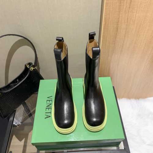 出厂： Bv 彩色短靴你绝对想不到这款短靴在这个季节会那么火爆果冻色鞋底首发出货、真的好卖到你完全不相信、某宝一天销量300多双，强烈推荐实体店购入一双摆版 标
